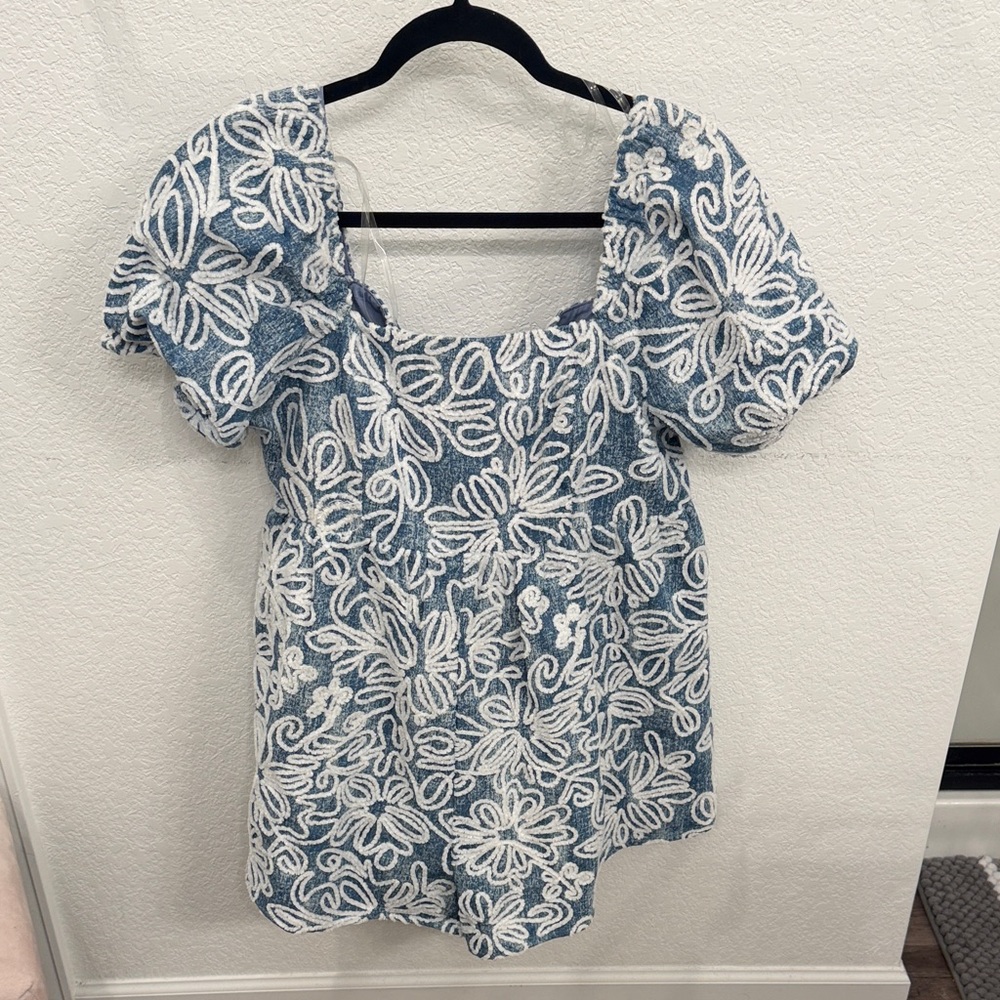 Main Strip Blue and White Floral Blouse